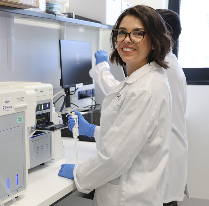 Dr Natália Sampaio pipetting in the RNAte lab